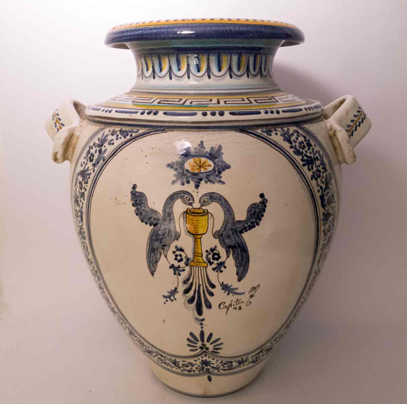 Grande vaso con manici e disegno calice con colombe